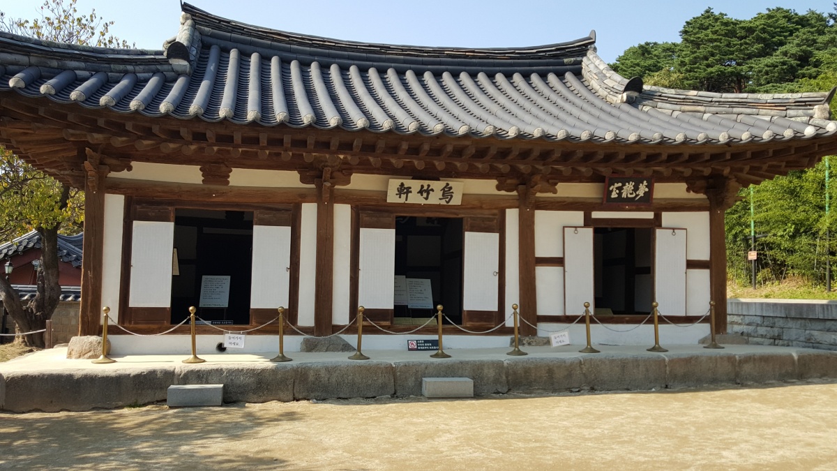 wide-of-yi-yis-house