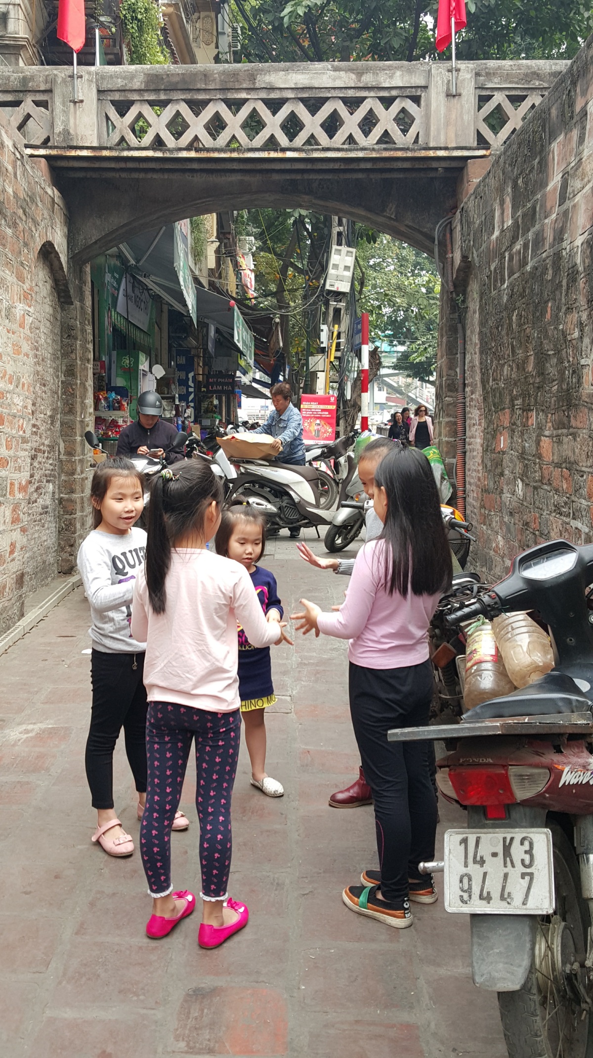 girls-playing-hanoi